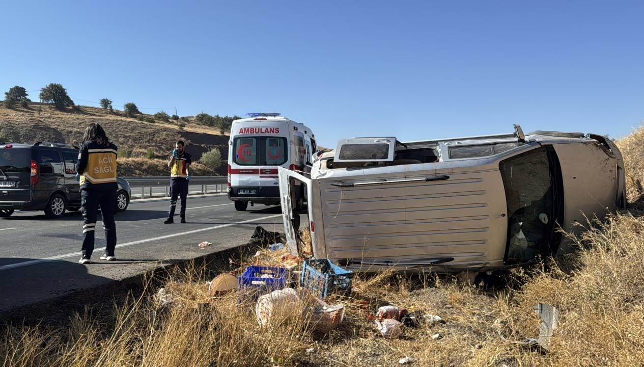 sivasta hafif ticari arac devrildi 7EB2pAfO