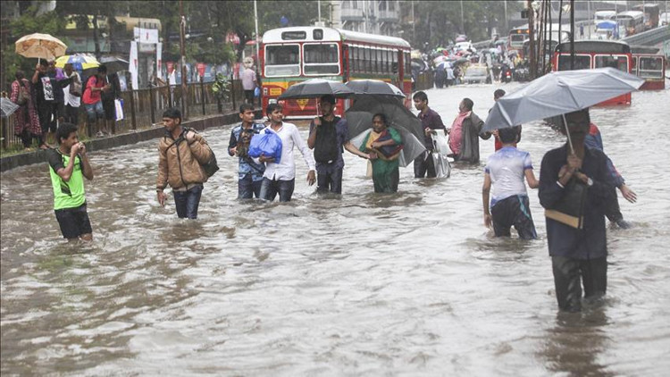 hindistanda sel ve toprak kaymasi 23 kisi hayatini kaybetti SBXb2VEs