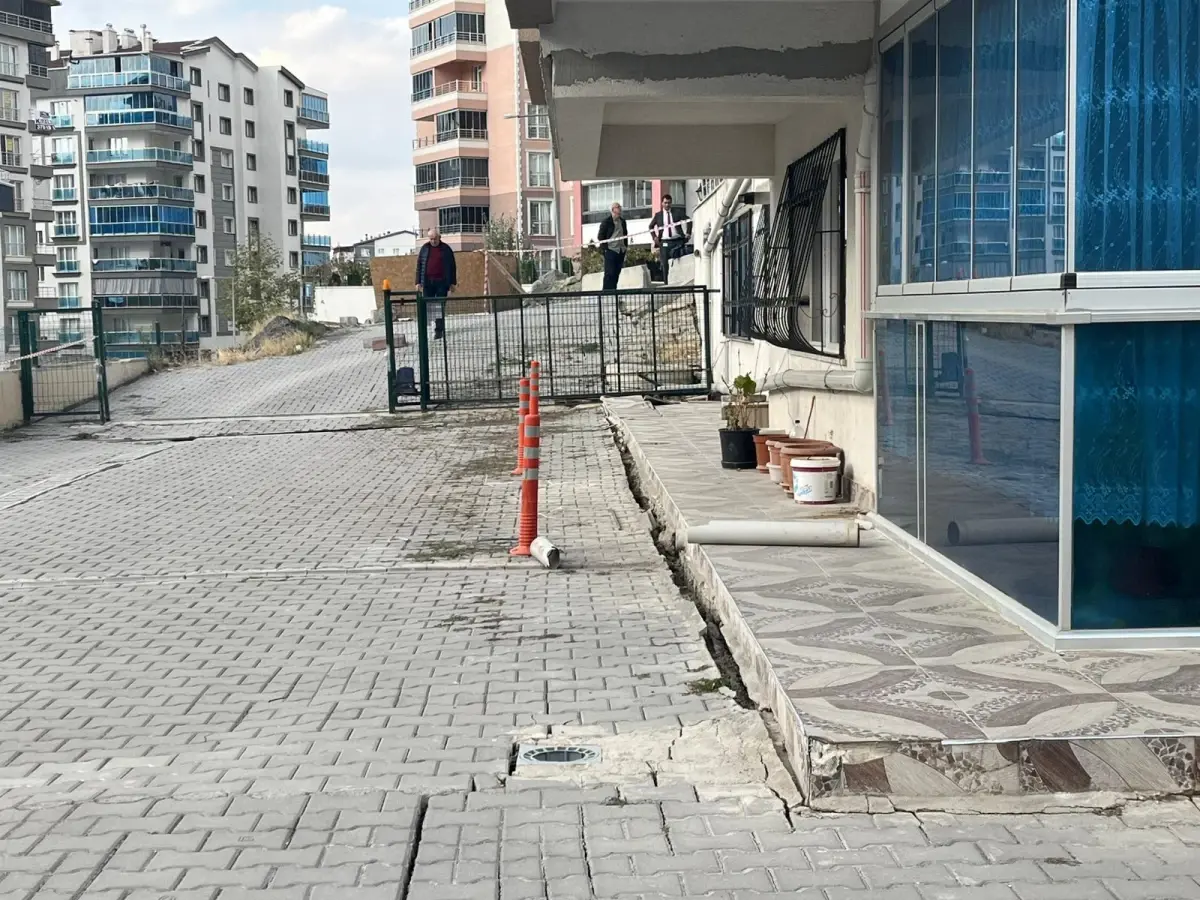 mamakta toprak kaymasi 17 katli bina tahliye edildi RrvMBmjd.jpg