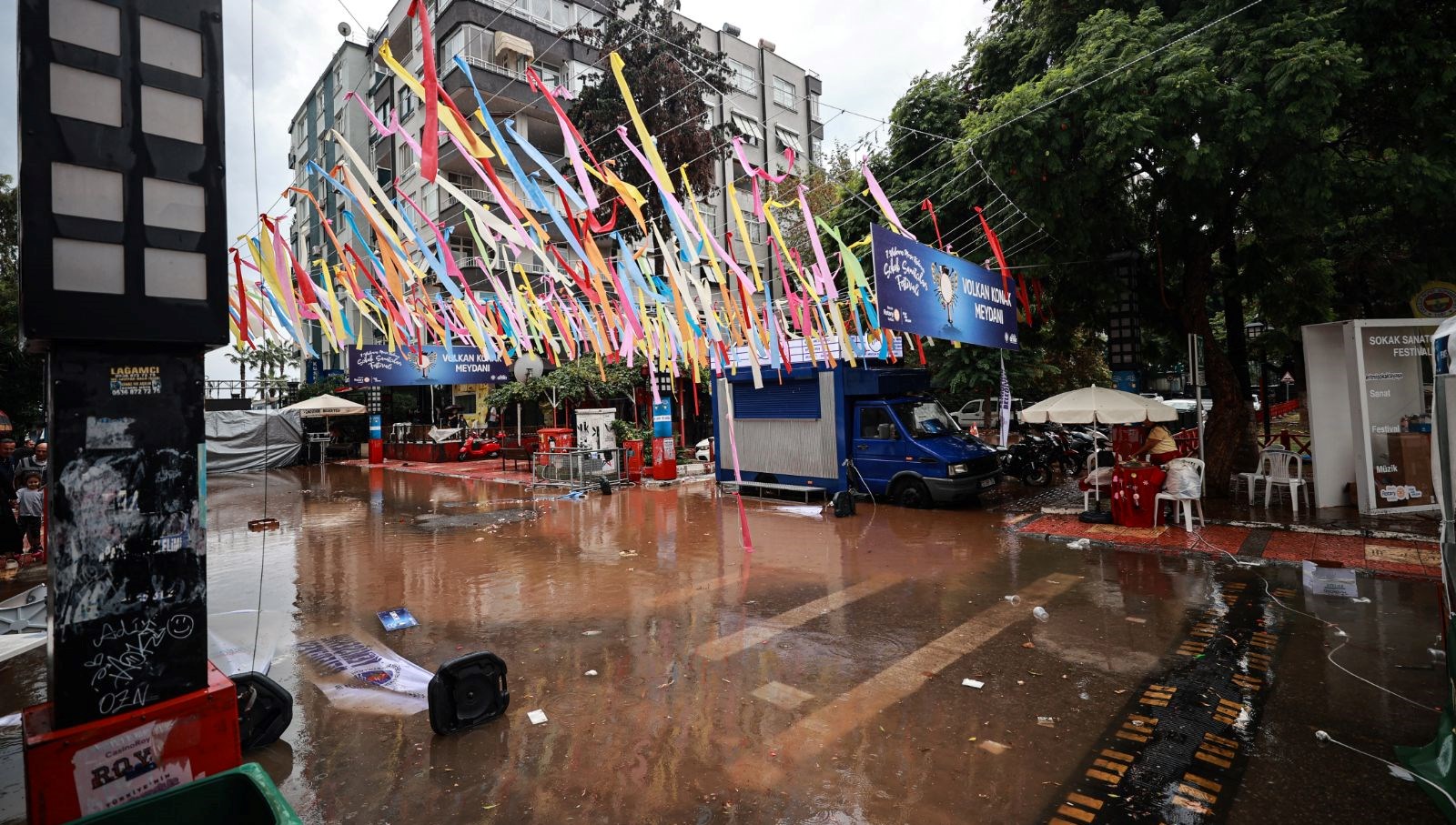 mersinde saganak agaclar devrildi yollar gole dondu 9CMkysNW.jpg