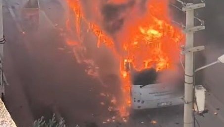 park halindeki ozel halk otobusu alev topuna dondu putERdBB