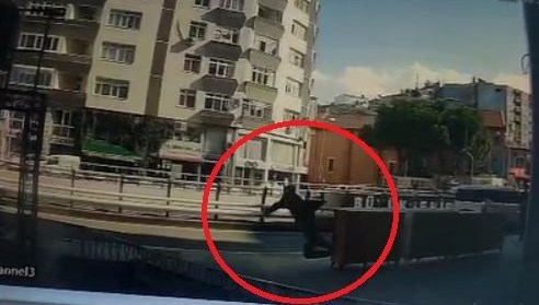 uyusturucu suphelisi polisten kacarken dusup yakalandi wSm1xDLQ.jpg