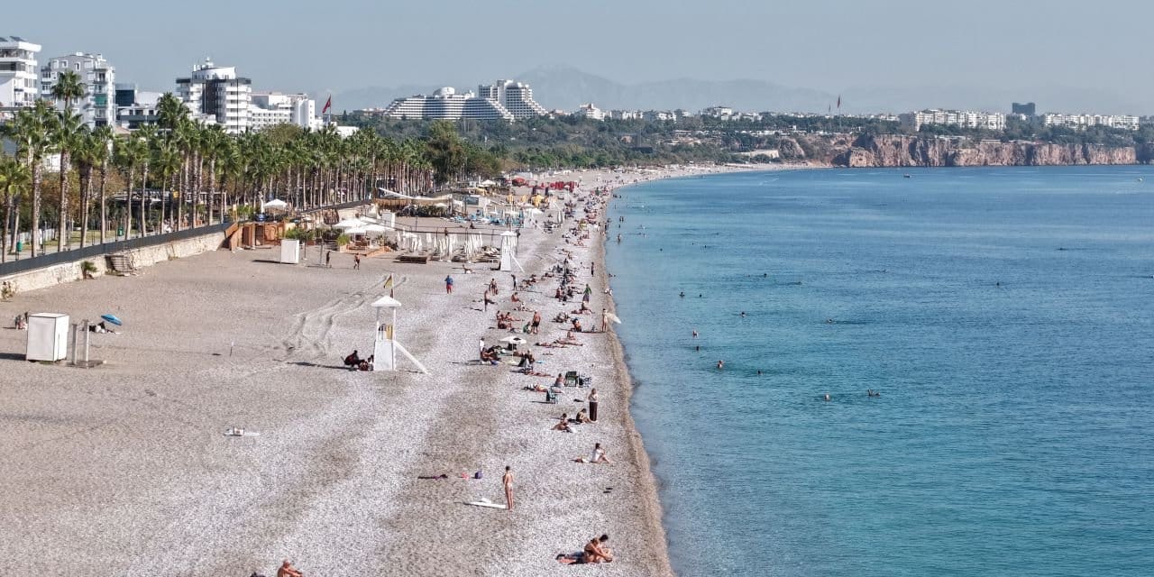 antalyada yaz bitmedi sahiller doldu tasti CsmyAavf.jpg