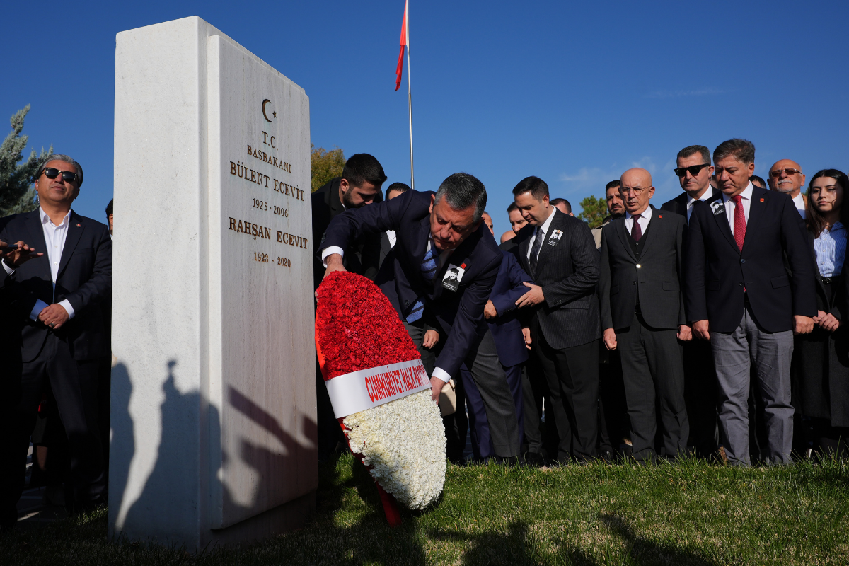 chp genel baskani ozgur ozel vefatinin 19uncu yili dolayisiyla bulent ecevitin kabrini ziyaret etti XDIXHihp.png