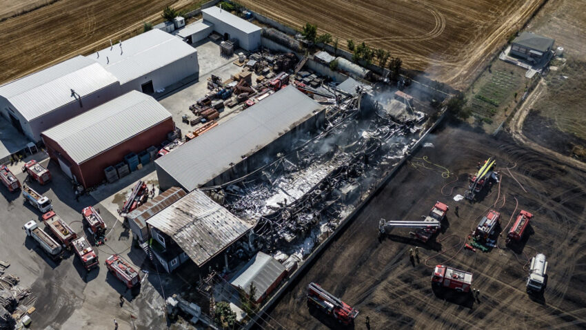 Catalcadaki fabrika yangini otluk alana sicradi Mif43OcA